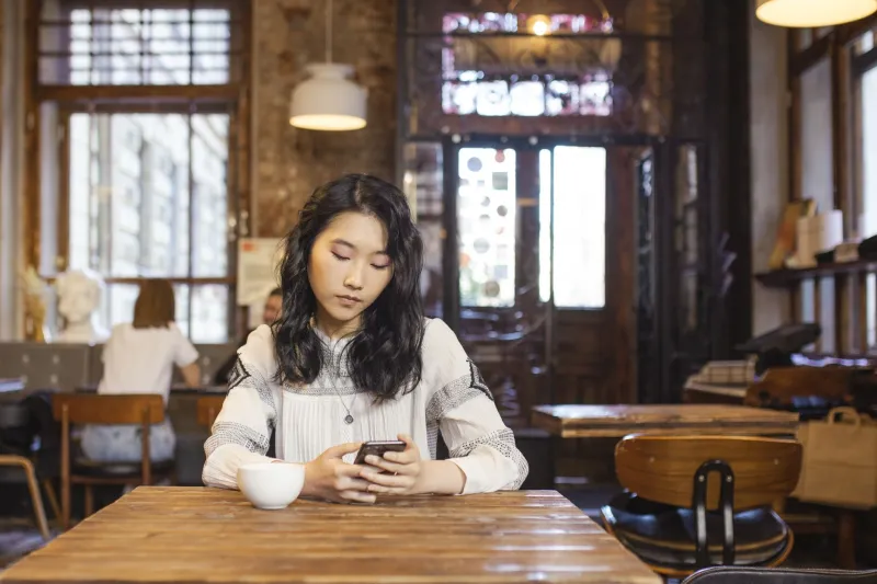 Vuốt Trái Hay Phải? Nỗi Khổ Tâm Của Người Việt Kiều Khi 'Lướt' Tìm Tình Yêu Trên Tinder