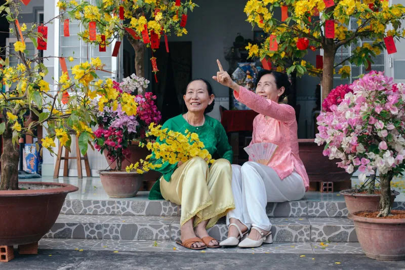 Tết Ở Mỹ: Khi Bố Mẹ Muốn Cúng Ông Bà, Con Cái Lại Muốn Chill Cùng Bạn Bè